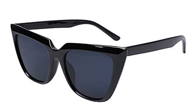 Soigné Female Oversized Cat Eye Sunglasses. Glossy Black